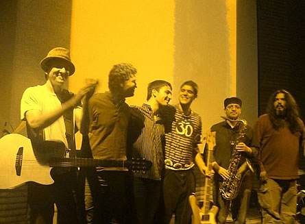 <h1>People Project</h1> Encuentro creativo r�tmico, cadencioso, de calidad en el que un par de m�sicos cuyas bases se encuentran en la ciudad de M�xico y Ottawa,Canad� traspasan fronteras musicales, se permiten, juegan, gozan y se atreven a formar una banda retando distancias y formas.